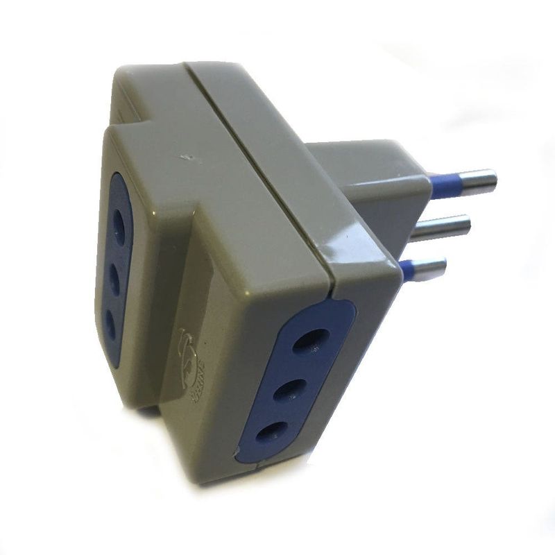 Enchufe-Triple-C-Tierra-10A-Gris-Royaltech-Enchufes