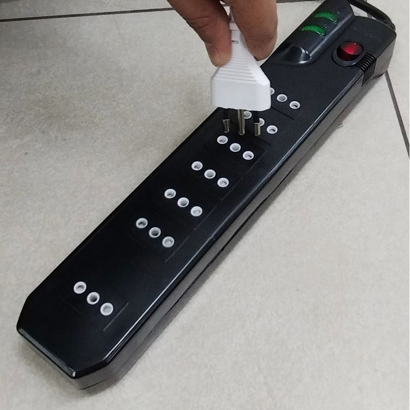 MLAB-ALARGADOR-ELECT-CON-PROTEC-SOBREVOLTAJE-1400J-7-TOMAS-5-MTS-MCL-07-BLACK