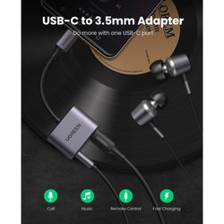 UGREEN SPLITTER USB-C / 1 USB-C + 1 JACK 3.5MM  AUDIO+CARGA 3A MAX 10CM GRIS